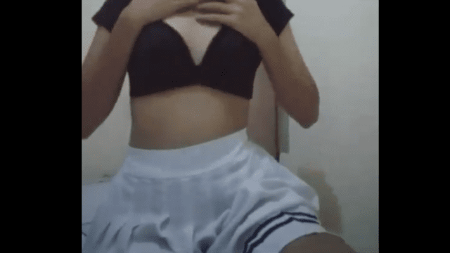 abg mulus cantik terbuai rayuan pacar wiwik di sofa